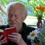 Blumen und der Dichter Heinz Kahlau im Kunsthof-Usedom